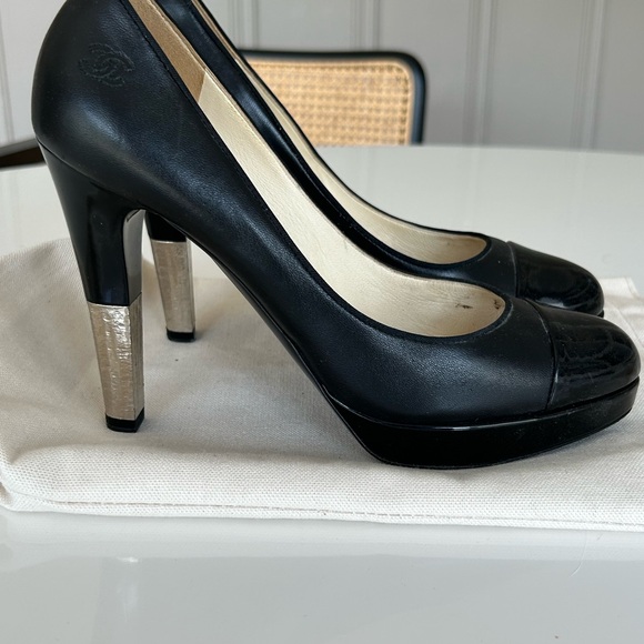 CHANEL Interlocking CC Logo Black and Silver Pumps - Picture 1 of 9